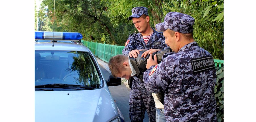 В Севастополе сотрудники Росгвардии задержали злоумышленника, преследовавшего с ножом трёх подростков