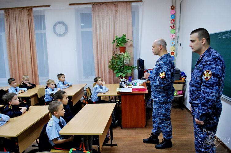 Сотрудники крымской вневедомственной охраны Росгвардии рассказали ученикам кадетских классов как обезопасить себя