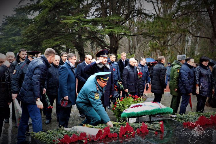 Военнослужащие и сотрудники крымской Росгвардии присоединились к памятным мероприятиям, посвященным дню неизвестного солдата
