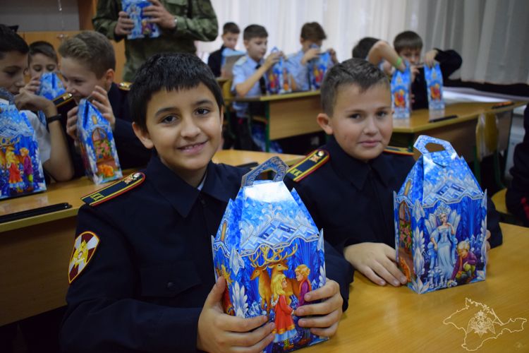 Крымские росгвардейцы поздравили подшефных кадетов с наступающим Новым годом 