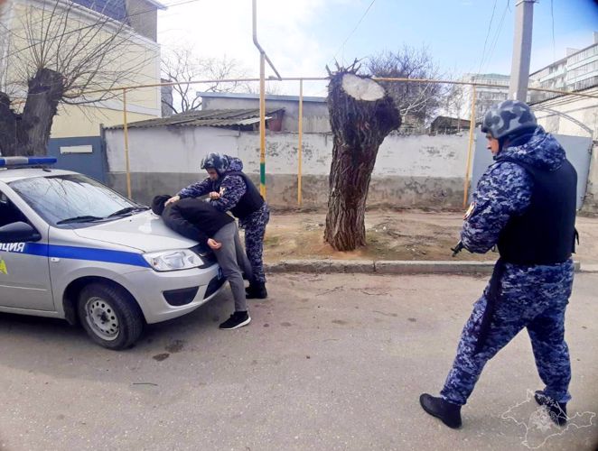 В Феодосии росгвардейцы задержали мужчину, угрожавшего ножом сотруднику магазина