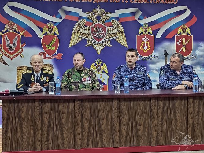 В Севастополе росгвардейцы встретились с ветераном - участником Великой Отечественной войны