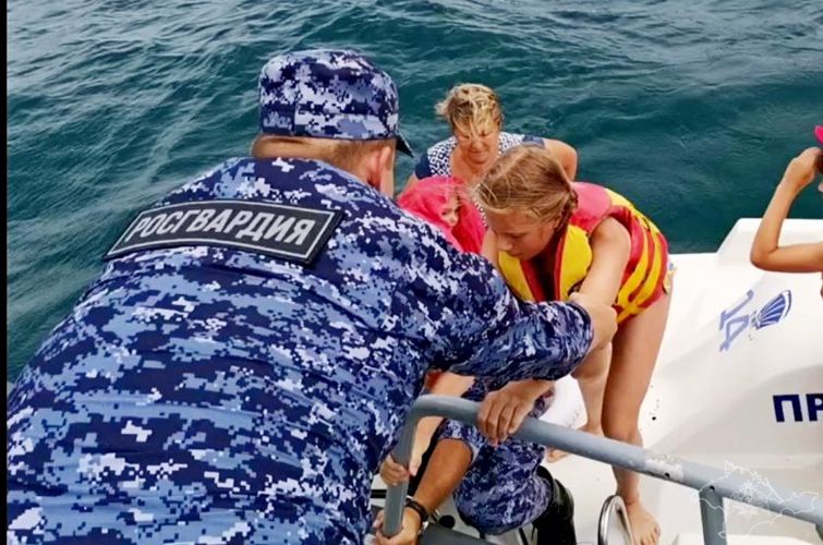 В Крыму росгвардейцы спасли семью с детьми, попавшую в шторм