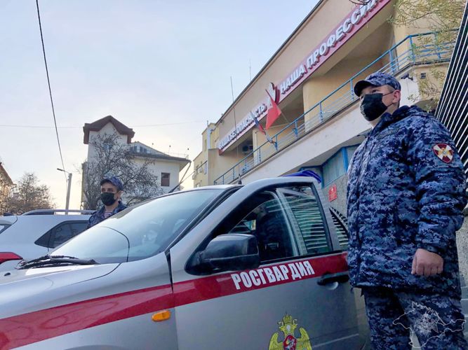 В Севастополе росгвардейцы передали полиции нетрезвого виновника ДТП