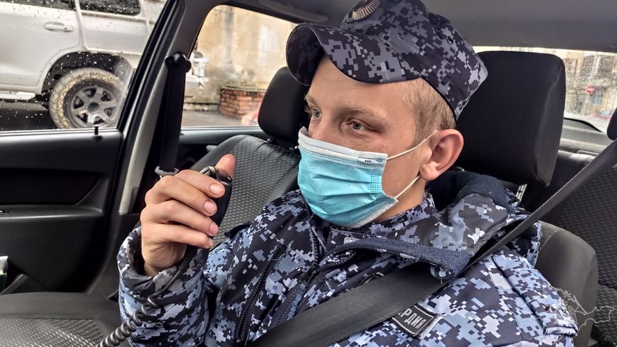 Росгвардейцы задержали нетрезвого дебошира, повредившего несколько припаркованных автомобилей в Севастополе