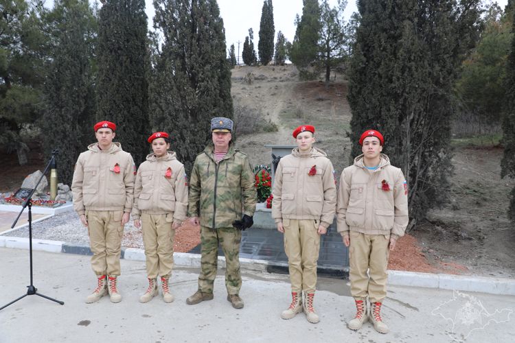 В Крыму росгвардейцы открыли памятники погибшим сослуживцам