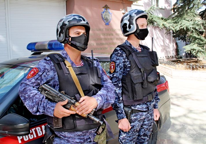 В Симферополе росгвардейцы задержали подозреваемых в грабеже