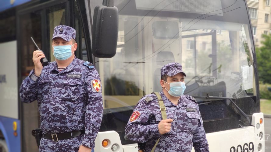 В Севастополе росгвардейцы в общественном транспорте задержали нарушителя правопорядка