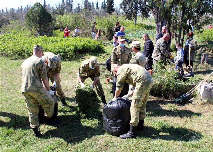 Военнослужащие Росгвардии из Севастополя в преддверии годовщины Великой Победы присоединились к участникам экологической акции