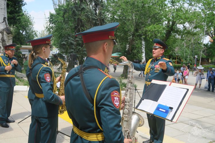 В Крыму музыканты Росгвардии поздравили музыкальную школу с вековым юбилеем