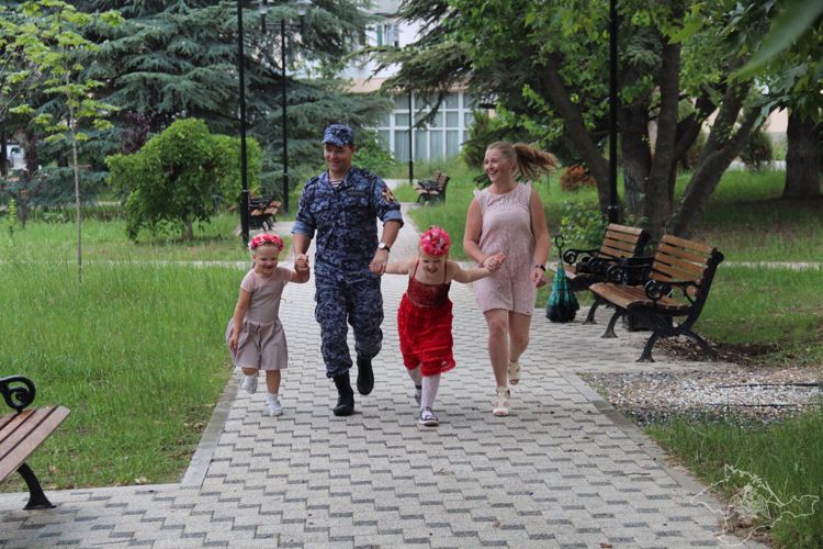 Многодетной семье офицера Росгвардии из Севастополя сослуживцы подарили праздничную фотосессию