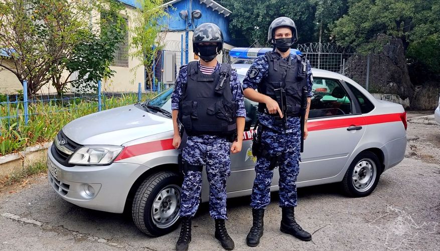 В Ялте росгвардейцы задержали мужчину, подозреваемого в умышленном повреждении чужого имущества