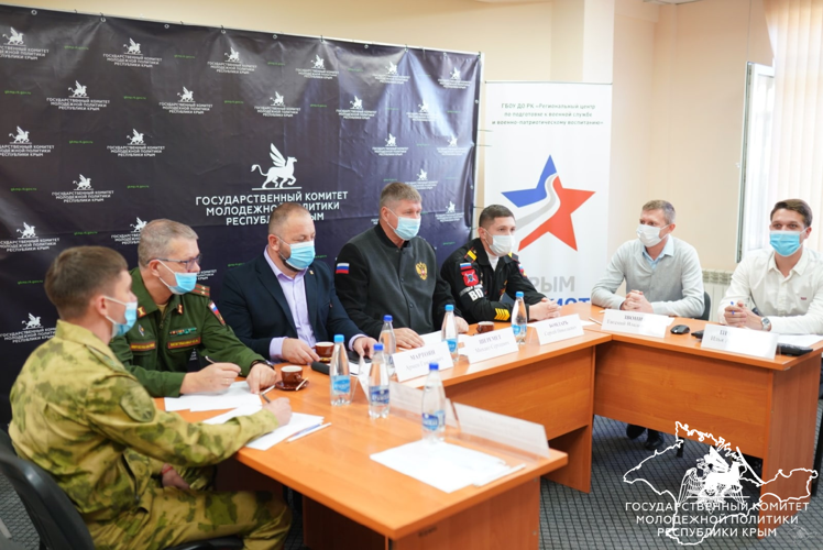 В Крыму офицер Росгвардии принял участие в судействе патриотического конкурса