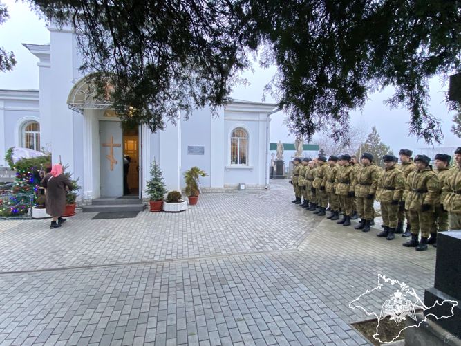 Рождественское богослужение в уникальной церкви посетили росгвардейцы в Симферополе