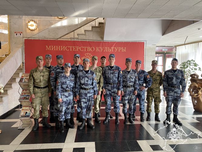 В Крыму военнослужащие Росгвардии посетили главный академический музыкальный театр республики.