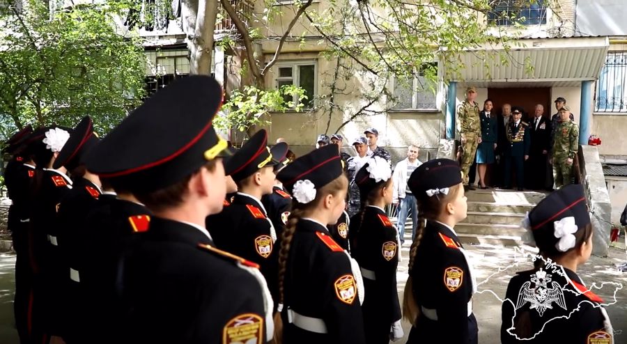 Росгвардейцы в Симферополе организовали Парад у дома ветерана Великой Отечественной войны Нинеля Солопова