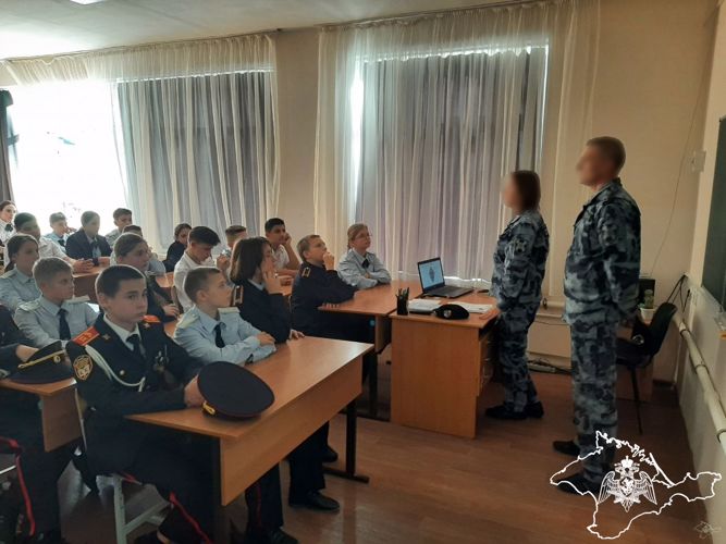 В Симферополе представители ОМОН «Беркут» встретились с кадетами Росгвардии