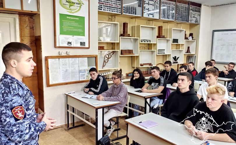 Росгвардейцы в Севастополе провели встречу со студентами
