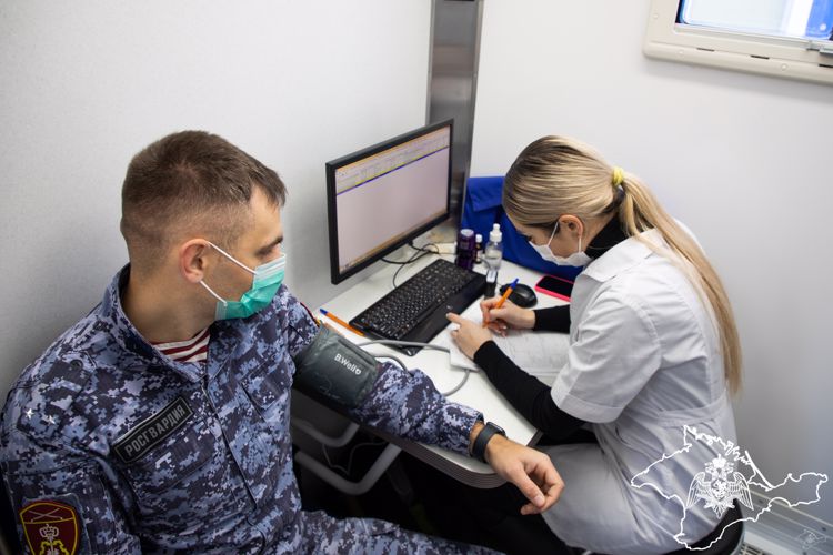 Бойцы спецподразделений Росгвардии в Крыму участвуют в донорской акции