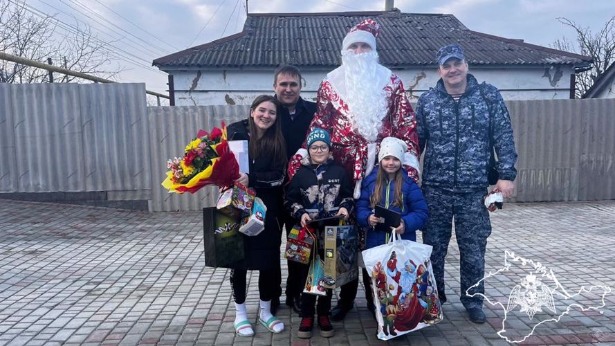 Дети погибших росгвардейцев получили праздничные подарки