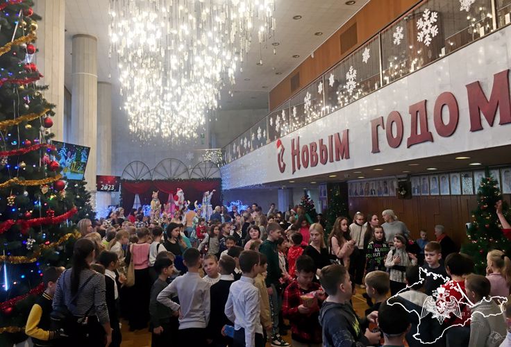 Дети сотрудников Росгвардии посетили новогодние представления в Крыму