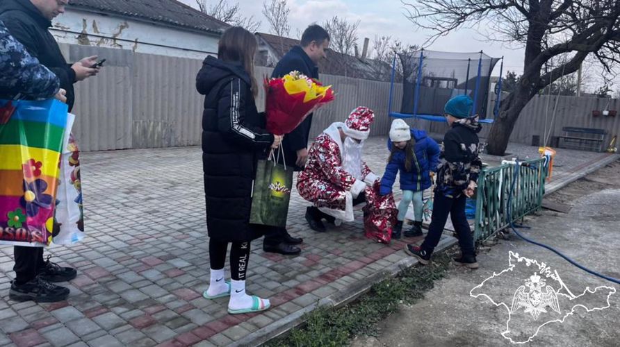 Дети погибших росгвардейцев получили праздничные подарки