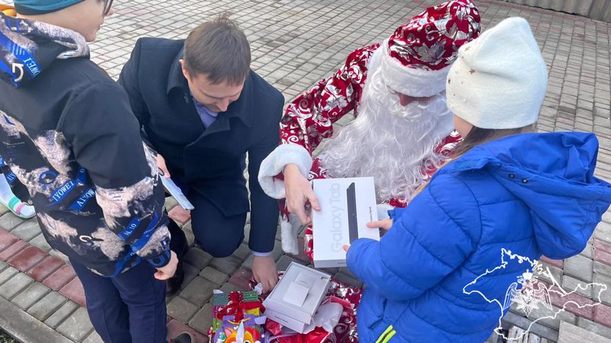 Дети погибших росгвардейцев получили праздничные подарки