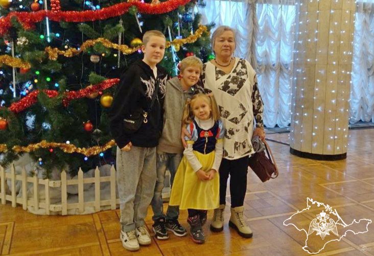 Дети сотрудников Росгвардии посетили новогодние представления в Крыму