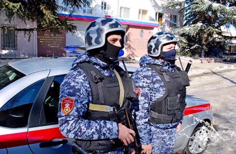 Гражданина, подозреваемого в хулиганских действиях и хищении, росгвардейцы передали полицейским в Ялте