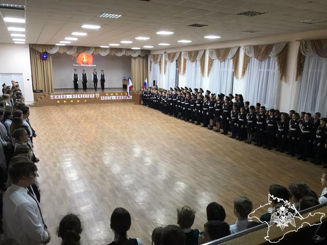 В честь героев Отечества симферопольские кадеты Росгвардии провели торжественную линейку