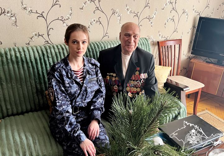 Крымские росгвардейцы навестили ветерана службы, который в детские годы пережил блокаду Ленинграда