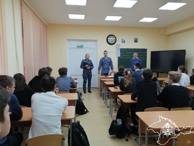 С будущими выпускниками пушкинской гимназии встретились росгвардейцы Севастополя
