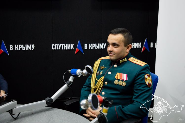 Дирижер симферопольского оркестра Росгвардии стал гостем на крымском радио