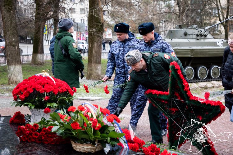 В Крыму и Севастополе росгвардейцы почтили память погибших воинов-интернационалистов