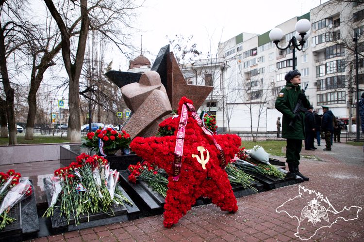 В Крыму и Севастополе росгвардейцы почтили память погибших воинов-интернационалистов