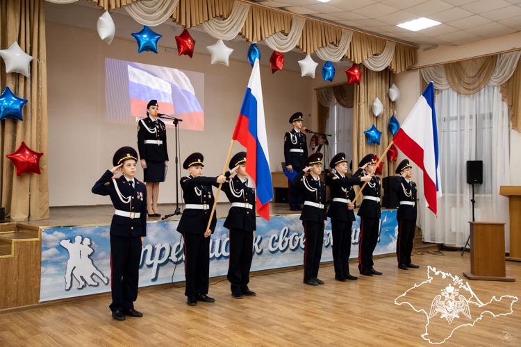 Учащихся подшефных классов поздравили с Днем кадета крымские росгвардейцы