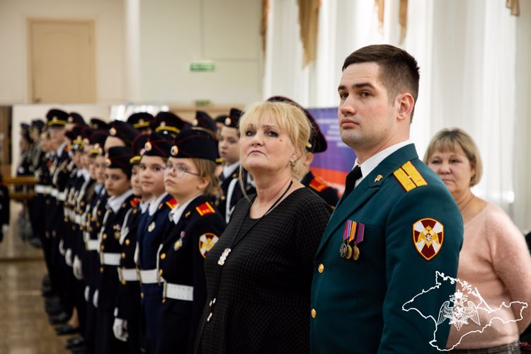 Учащихся подшефных классов поздравили с Днем кадета крымские росгвардейцы
