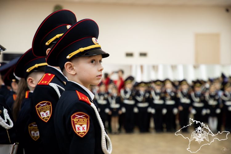 Учащихся подшефных классов поздравили с Днем кадета крымские росгвардейцы
