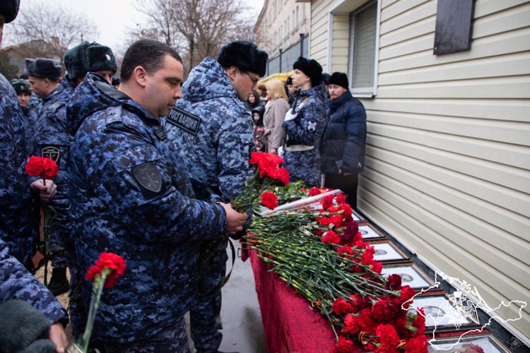 Росгвардейцам, погибшим в ходе СВО, открыли мемориальные доски в Евпатории
