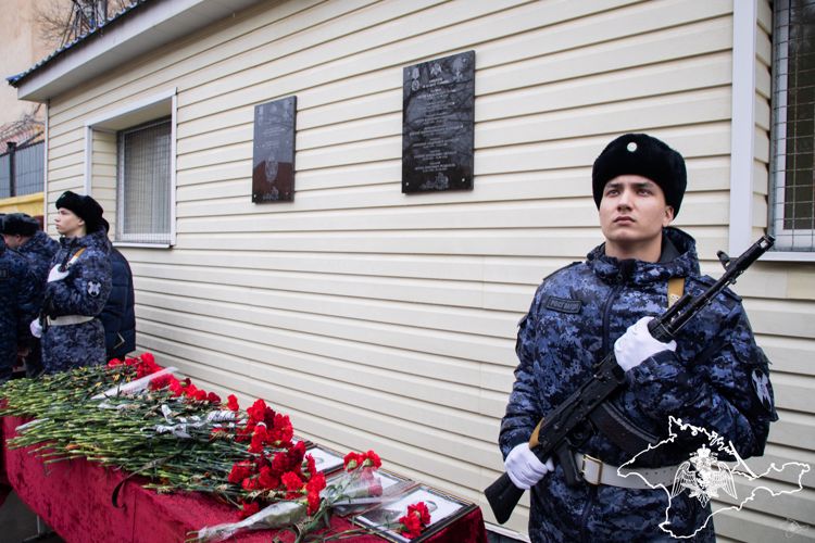 Росгвардейцам, погибшим в ходе СВО, открыли мемориальные доски в Евпатории