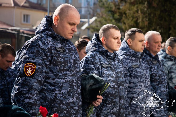 Мемориальную доску в честь погибшего росгвардейца установили в Крыму