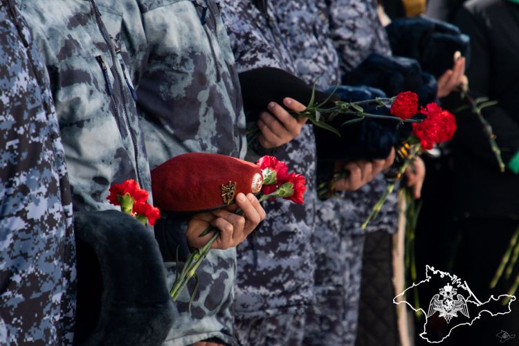 Мемориальную доску в честь погибшего росгвардейца установили в Крыму
