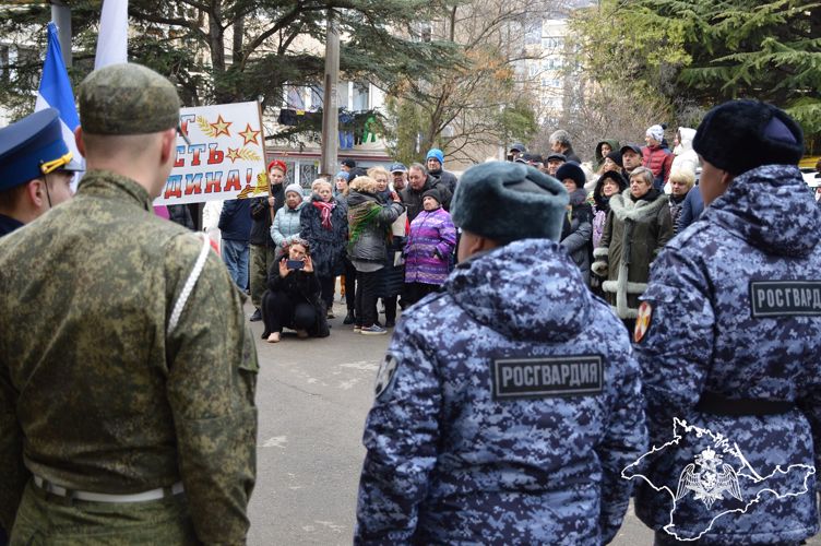 В Гаспре росгвардейцы поздравили ветерана с Днем защитника Отечества