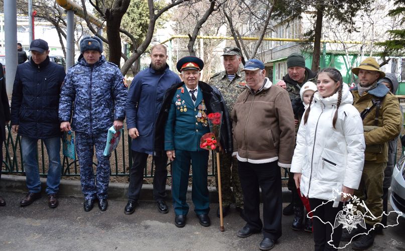 В Гаспре росгвардейцы поздравили ветерана с Днем защитника Отечества