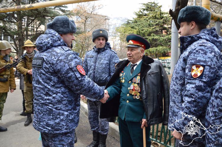 В Гаспре росгвардейцы поздравили ветерана с Днем защитника Отечества