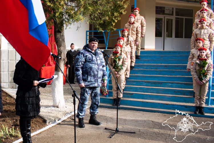Мемориальную доску в честь погибшего росгвардейца установили в Крыму
