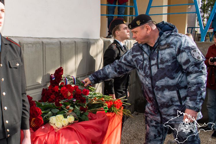 Мемориальную доску в честь погибшего росгвардейца установили в Крыму