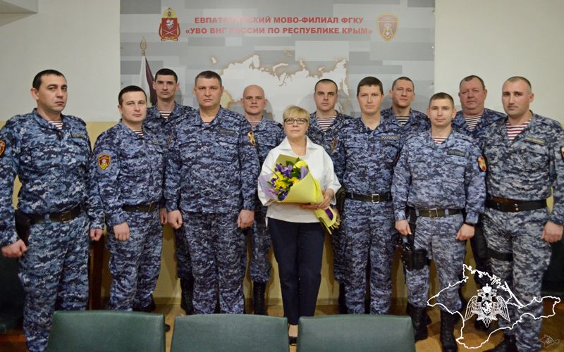 В Евпатории росгвардейцы поздравили коллегу с юбилеем службы