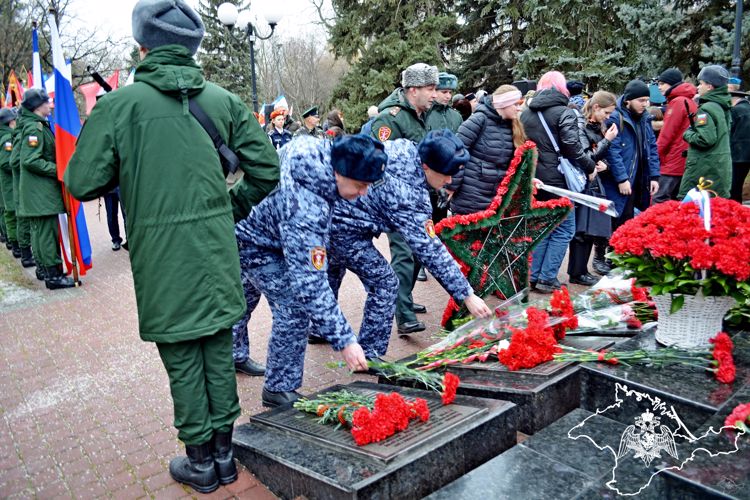 В Крыму и Севастополе росгвардейцы почтили память погибших воинов-интернационалистов