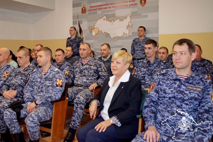 В Евпатории росгвардейцы поздравили коллегу с юбилеем службы